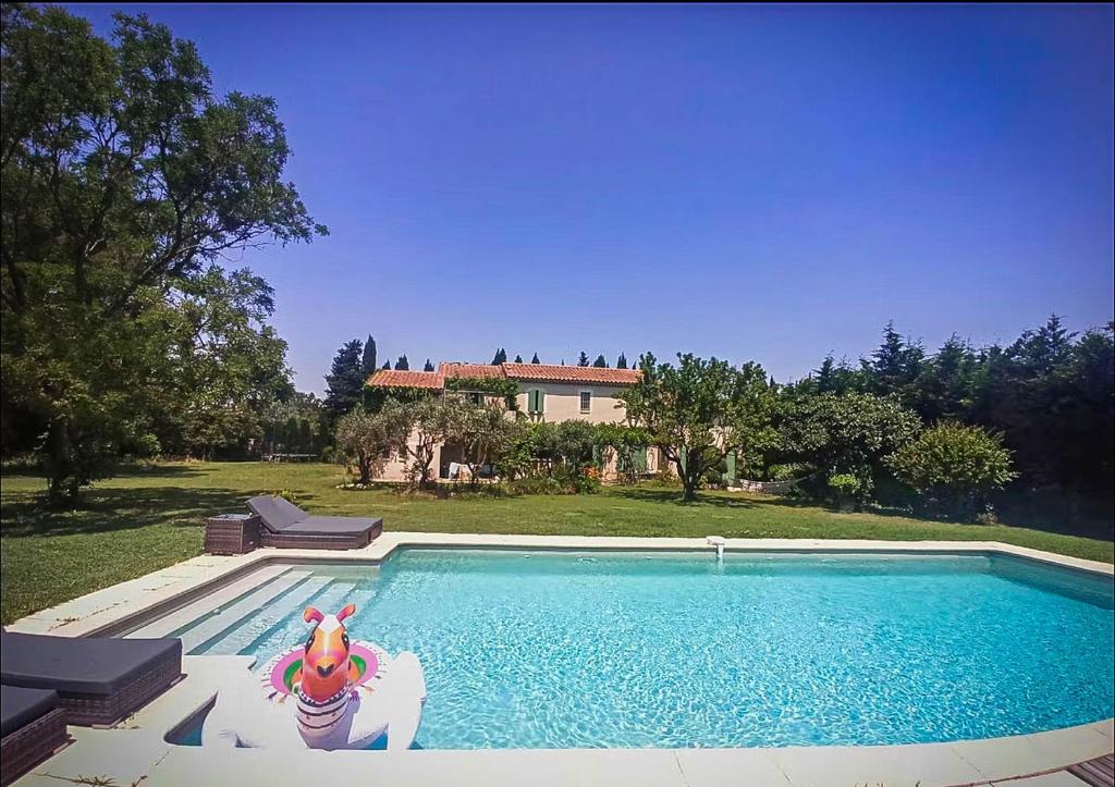 - une piscine avec un maïs à côté d'une maison dans l'établissement Charming house Saint Remy de Provence, à Saint-Rémy-de-Provence