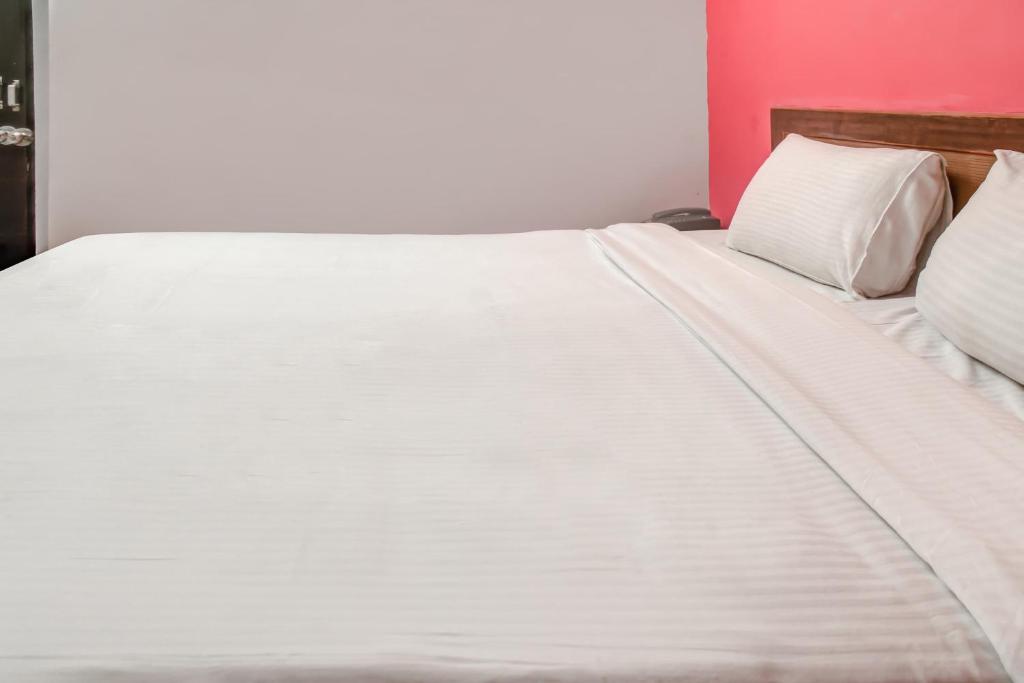 Postel nebo postele na pokoji v ubytování Hotel O Kota Lodge