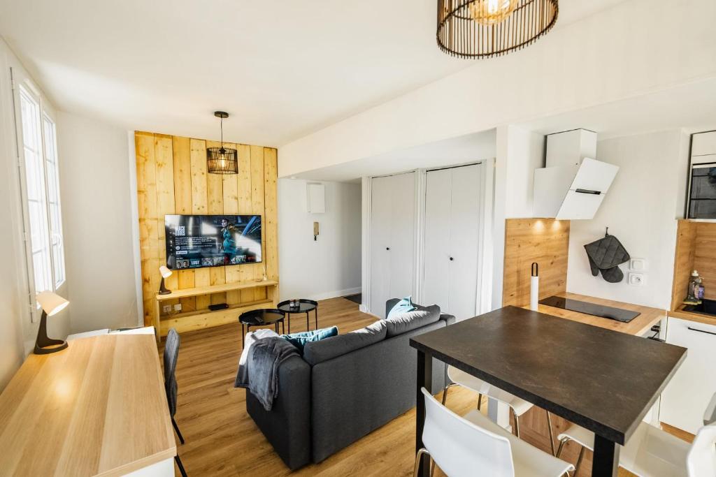 un salon avec un canapé et une table dans l'établissement Nice T2 in Bordeaux near the Stadium, à Bordeaux