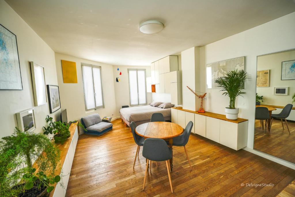 un salon avec une table et un canapé dans l'établissement Appartement Design - Lumineux & Confort - 5mn de Paris, à Bagnolet