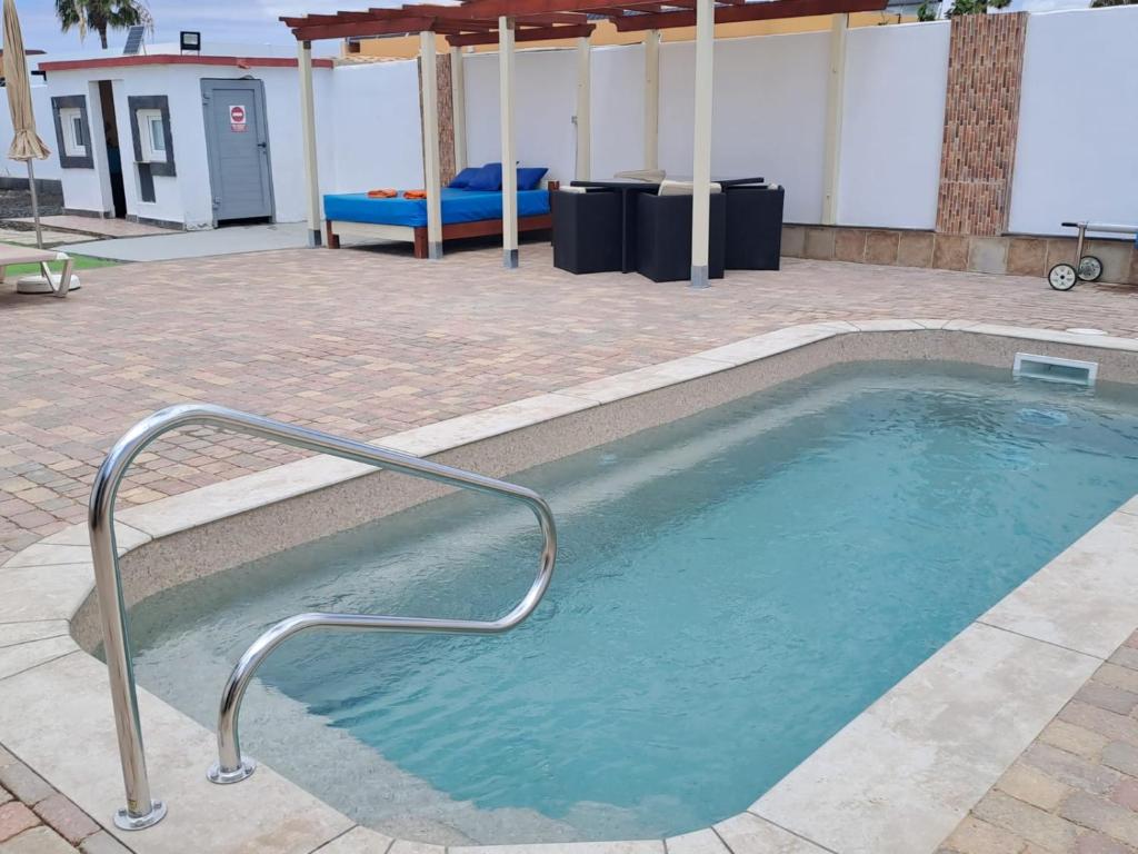 Bazén v ubytování Villa Experience Heated Salty Water Pool nebo v jeho okolí