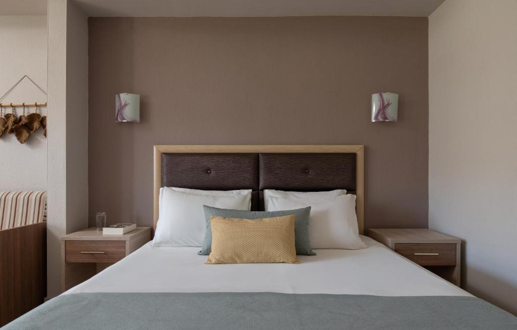 Postel nebo postele na pokoji v ubytování Anthemida Rooms