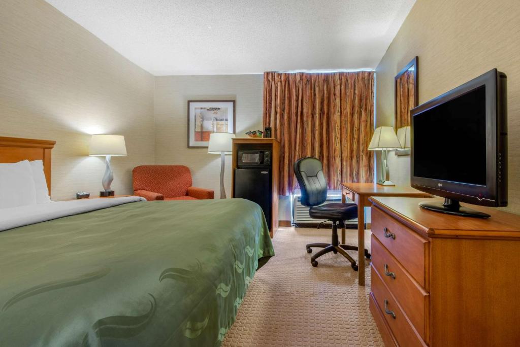 Quality Inn & Suites Mansfield - Habitación Con Cama Extragrande - No Fumadores