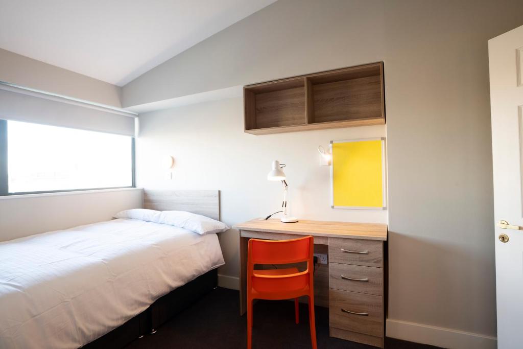 Postel nebo postele na pokoji v ubytování Three Bedroom Apartment - Edward Square Galway