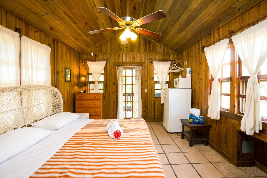 Postel nebo postele na pokoji v ubytování Bananarama Dive & Beach Resort