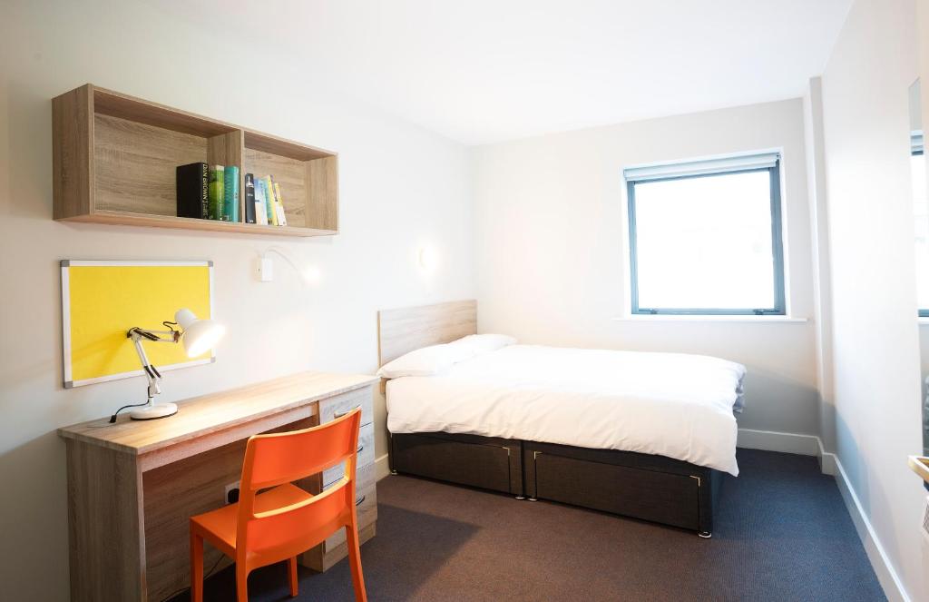 Postel nebo postele na pokoji v ubytování Three Bedroom Apartment - Edward Square Galway