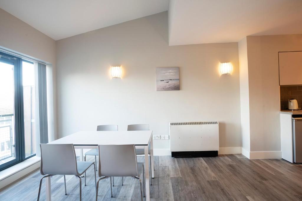 Kuchyň nebo kuchyňský kout v ubytování Three Bedroom Apartment - Edward Square Galway