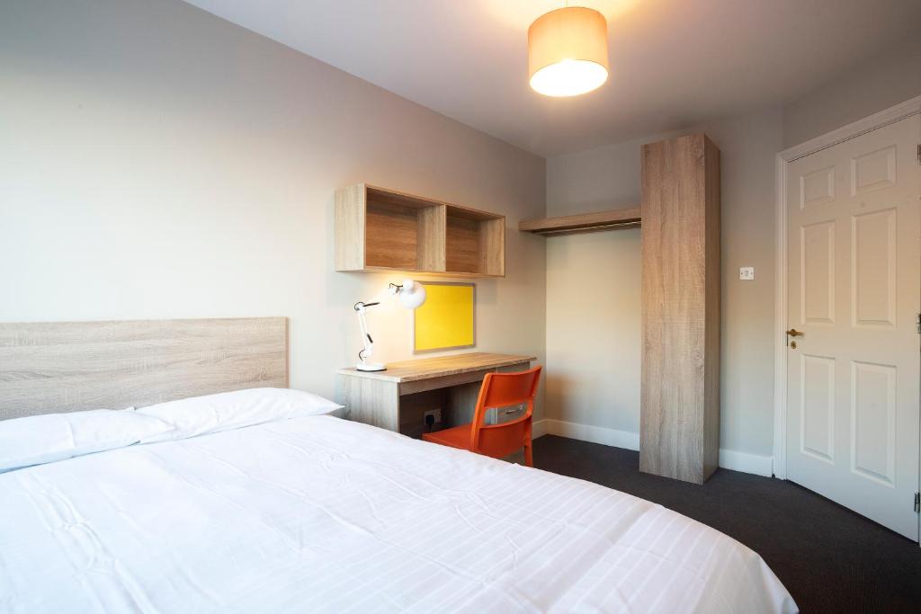 Postel nebo postele na pokoji v ubytování Three Bedroom Apartment - Edward Square Galway
