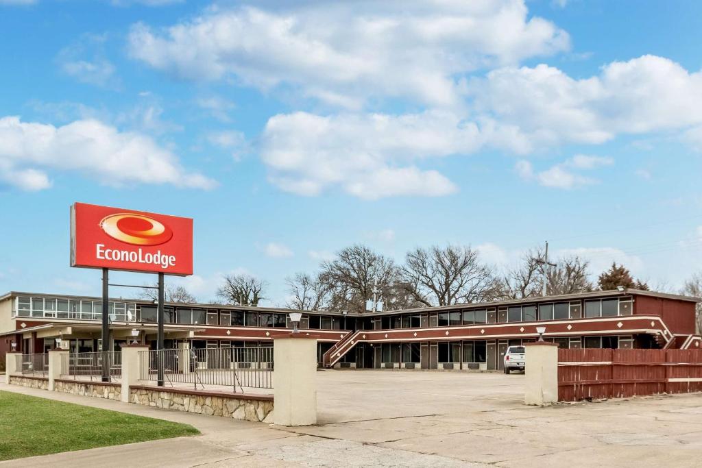 a building with a hamburger sign in front of it at Econo Lodge Winfield in Winfield