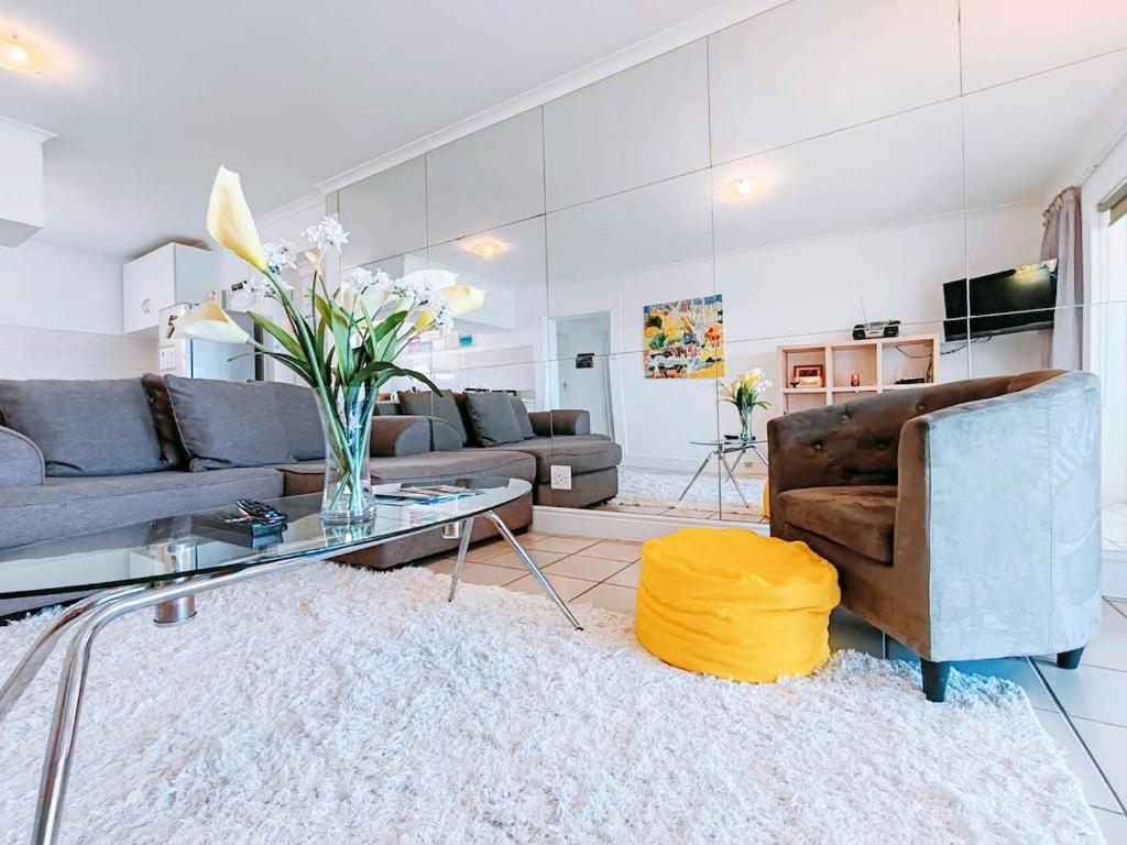 Η κουζίνα ή μικρή κουζίνα στο Bay Views Simons Town Apartment