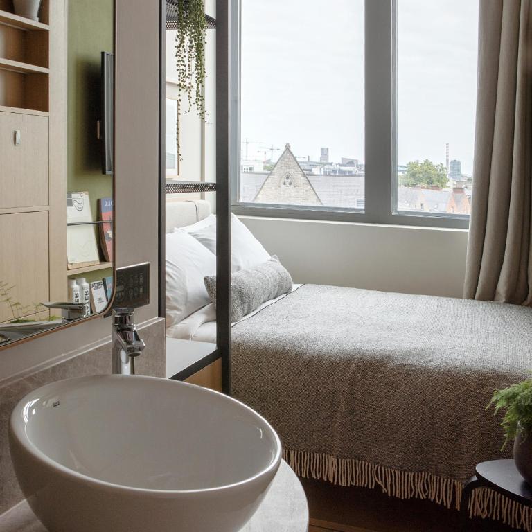 Una cama o camas en una habitación de Wren Urban Nest