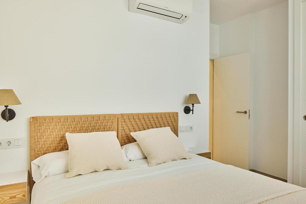 En eller flere senge i et værelse på TARIFA ICEBERG 15 - Nuevo Ático Garaje y Piscina