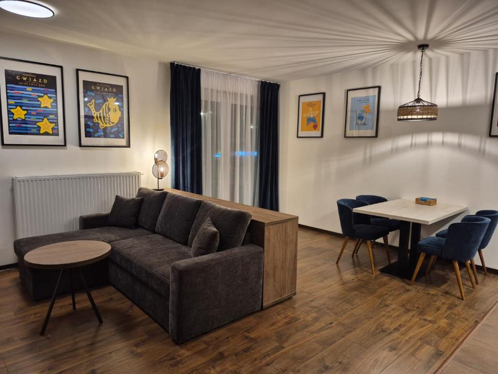 ein Wohnzimmer mit Sofa und Tisch in der Unterkunft Apartamenty Stynka Apartament Pod Gwiazdami in Misdroy