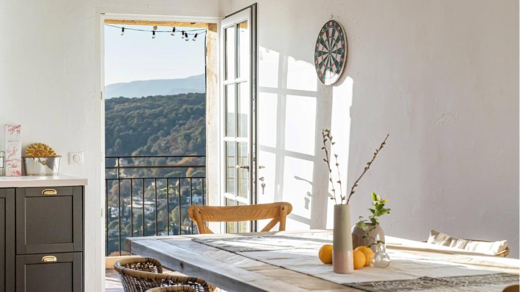 comedor con mesa y balcón en apt chagall, en Saint-Paul-de-Vence