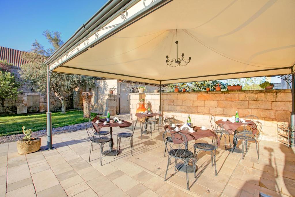Patio lub wspólna przestrzeń na świeżym powietrzu w obiekcie Masseria Antoglia Rooms