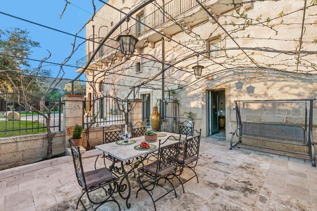 Patio lub wspólna przestrzeń na świeżym powietrzu w obiekcie Masseria Antoglia Rooms