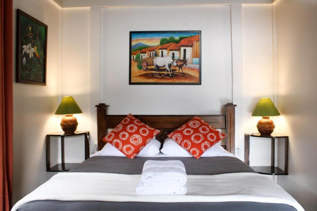 Postel nebo postele na pokoji v ubytování Sueño Río Celeste Boutique B&B