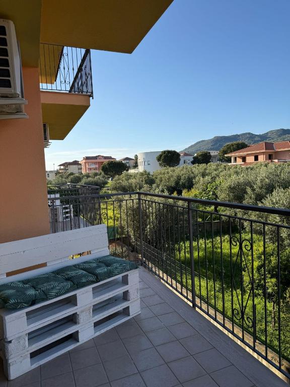 una panchina bianca su un balcone con vista di Tropical House a Gizzeria