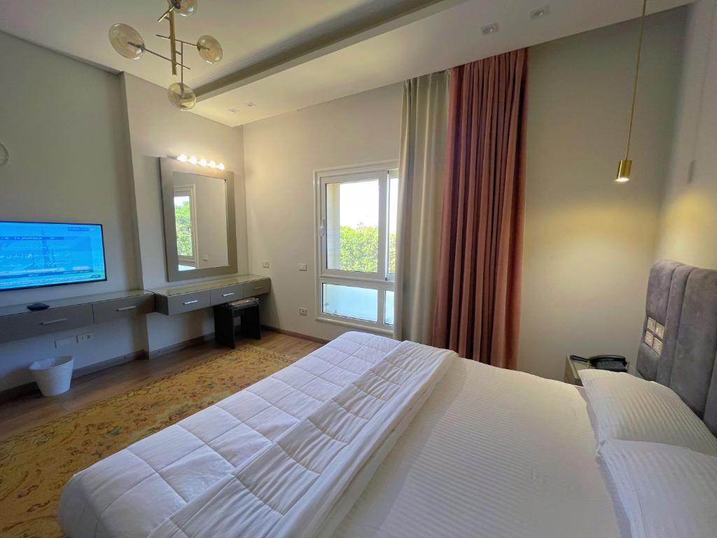 Postel nebo postele na pokoji v ubytování فيلا فندقية بالشيخ زايد - Zayed Suites B
