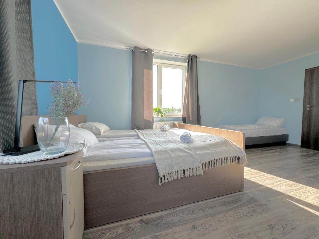 a bedroom with a large bed in a room at Błękitna Przystań - pokoje z widokiem na Zatokę in Swarzewo