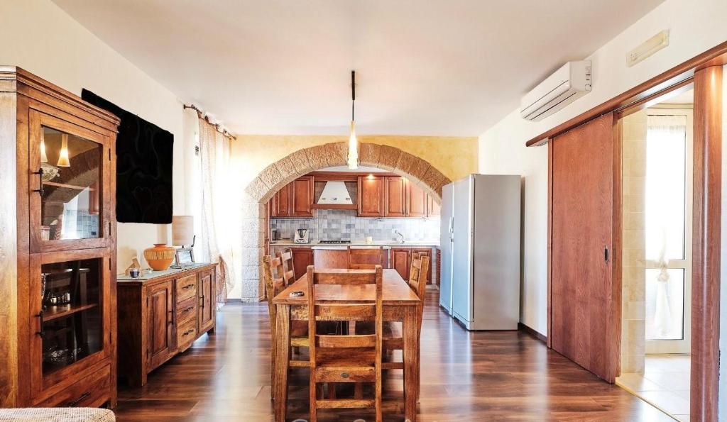 eine Küche mit Holztisch und Kühlschrank in der Unterkunft Dimora Letizia in Gallipoli