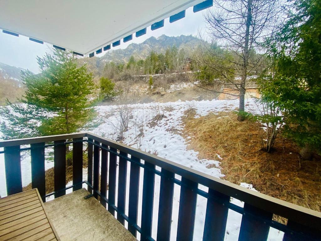 d'un balcon avec vue sur la rivière enneigée. dans l'établissement Mountain-style studio, Lake, Skiing, à Allos
