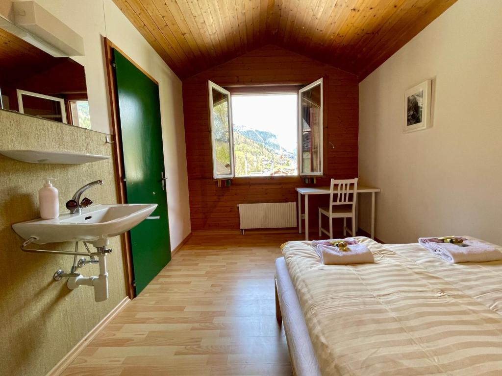 Postel nebo postele na pokoji v ubytování Alpine Base Hostel - Adults only