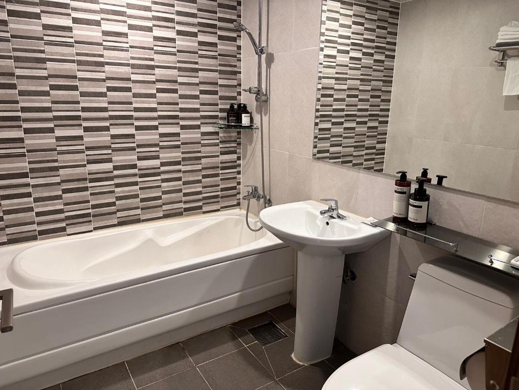 Koupelna v ubytování Ramada Taebaek Hotel