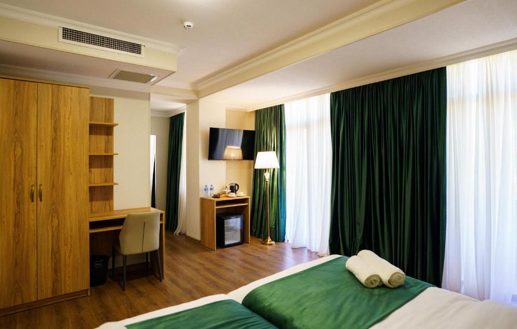 Postel nebo postele na pokoji v ubytování Green Palace Kutaisi