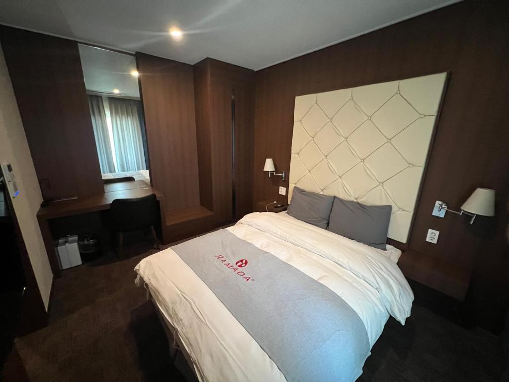 Postel nebo postele na pokoji v ubytování Ramada Taebaek Hotel