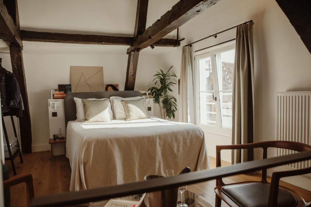 Postel nebo postele na pokoji v ubytování Aplace Antwerp - marvellous hotel rooms - Oude koornmarkt 1