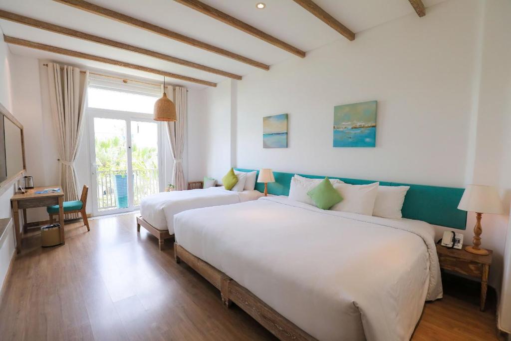 Phòng Elite Deluxe Có Giường Cỡ King Và Ban Công - Nhìn Ra Hồ Bơi/Thành Phố