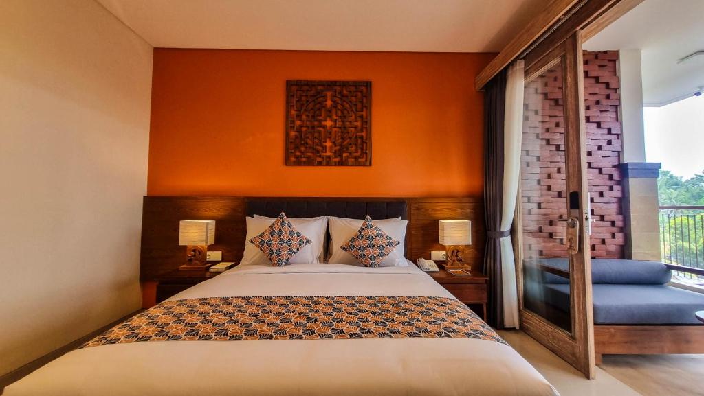Postel nebo postele na pokoji v ubytování Kahayana Suites Ubud