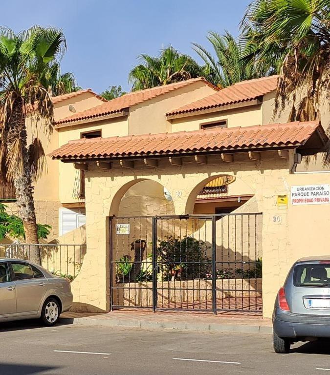 a building with a gate and a car parked in front at Casa Linda in Parque Holandes