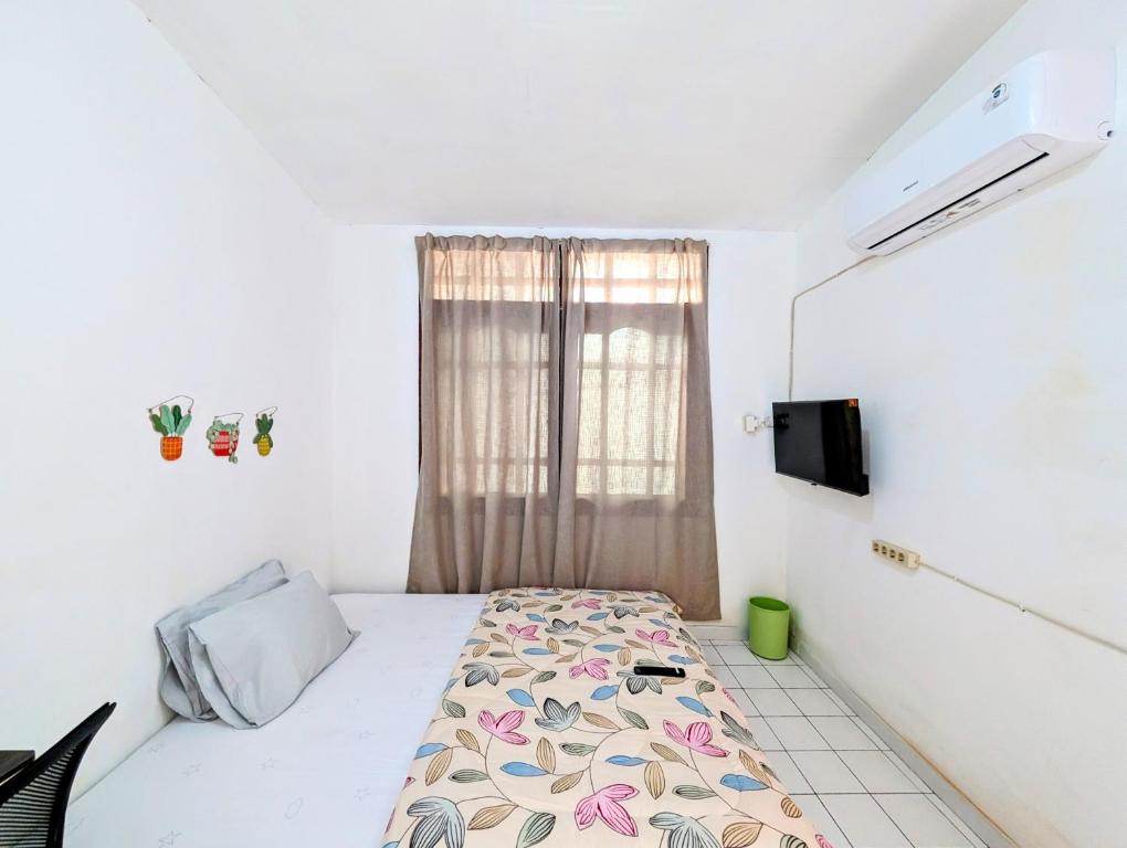 Postel nebo postele na pokoji v ubytování Chill-Inn Sukomanunggal Syariah