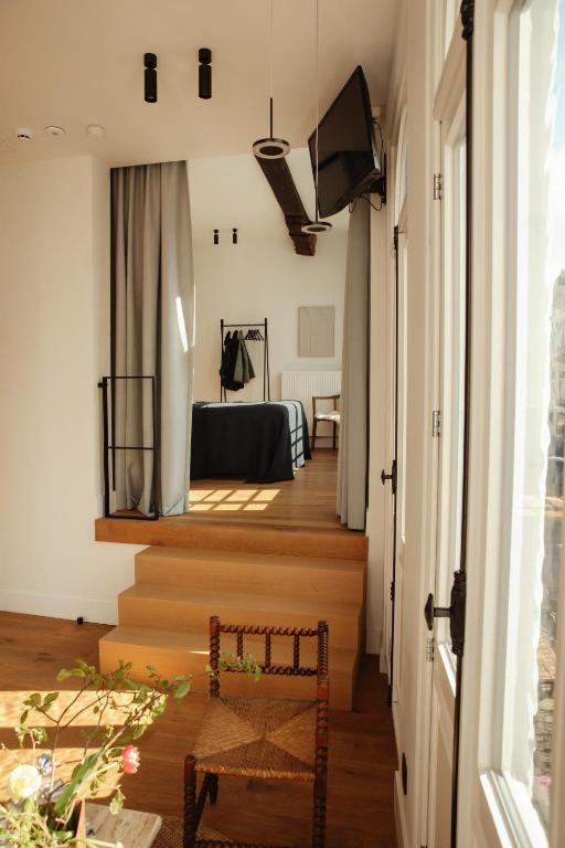 TV a/nebo společenská místnost v ubytování Aplace Antwerp - marvellous hotel rooms - Oude koornmarkt 1