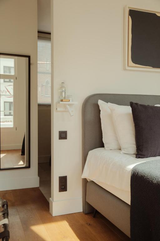 Postel nebo postele na pokoji v ubytování Aplace Antwerp - marvellous hotel rooms - Oude koornmarkt 1
