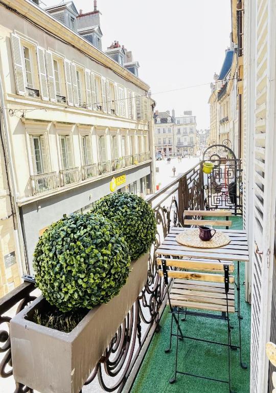 un balcon avec une table et des chaises sur un balcon dans l'établissement Le Balcon des Cordeliers - Homillesime, à Dijon