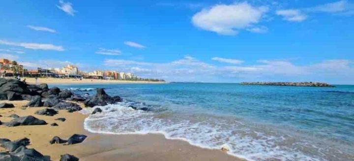 une plage avec des rochers et l'océan par beau temps dans l'établissement Paisible à 100m de la plage du Môle, au Cap d'Agde