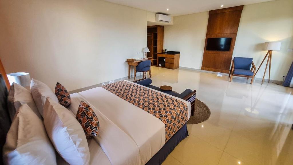 TV a/nebo společenská místnost v ubytování Kahayana Suites Ubud