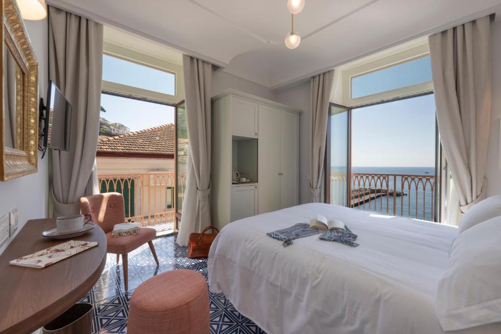 Una cama o camas en una habitación de ABBRACCIO Amalfi Boutique Retreat