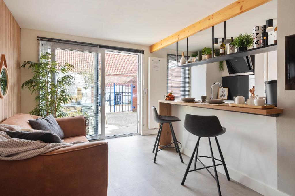 ザントフォールトにあるOasis Studio- Free Parkingのソファとカウンターのあるリビングルーム