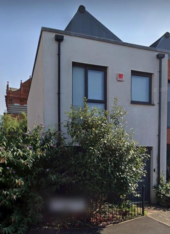 レスターにある2 Bedroom Modern Housesの白い家