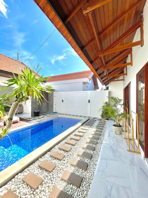 ein Swimmingpool im Hinterhof eines Hauses in der Unterkunft Best Location! 2BR Canggu Villa, 5 Mins to Beach & Hotspots in Canggu