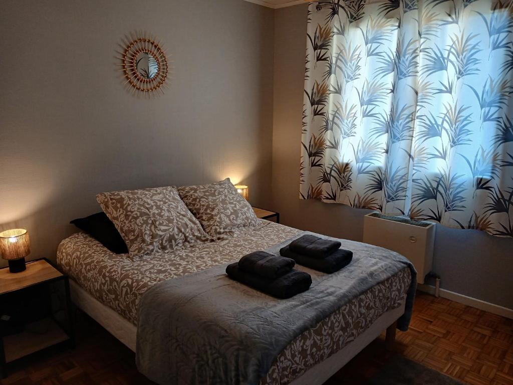 a bedroom with a bed with two towels on it at La Nuit des Artistes - Spacious - Stade Toulousain in Toulouse