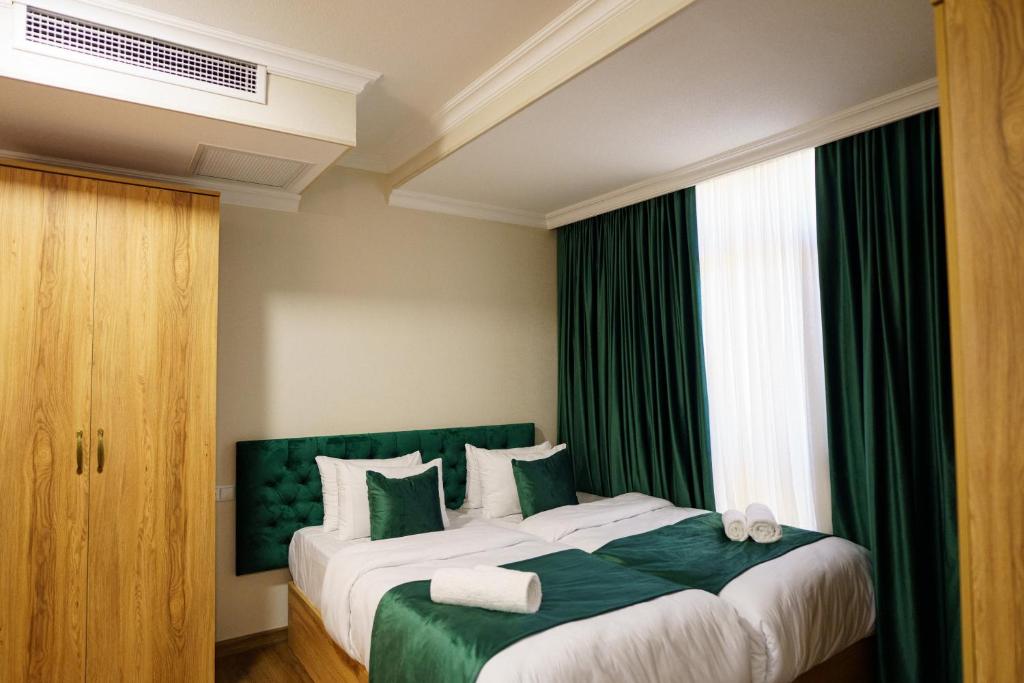 Postel nebo postele na pokoji v ubytování Green Palace Kutaisi