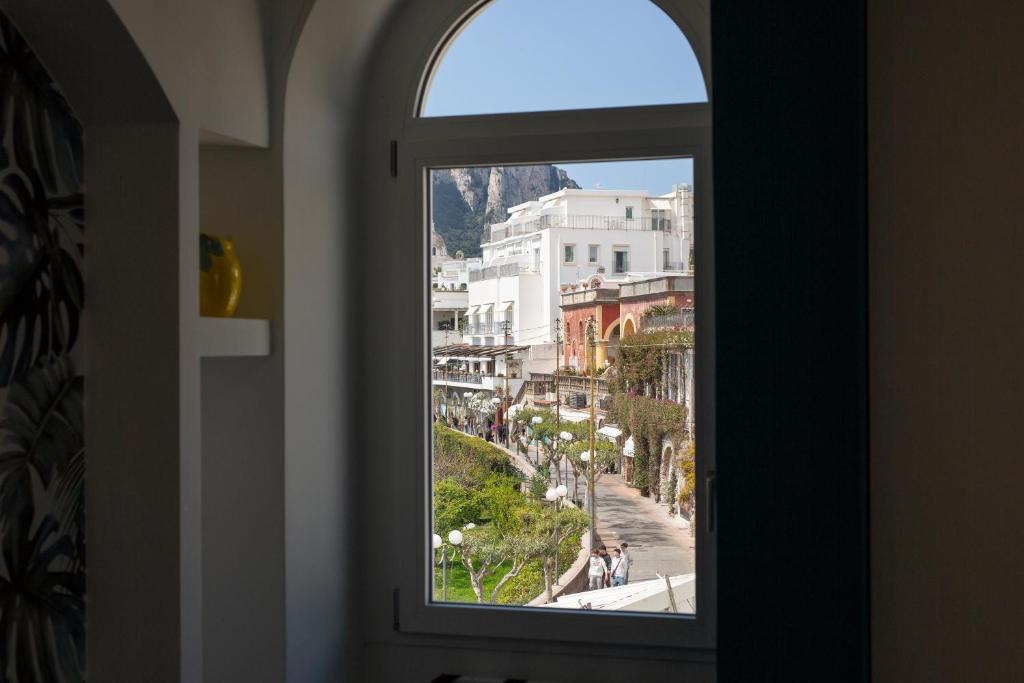 Nespecifikovaný výhled na destinaci Capri nebo výhled na město při pohledu z apartmánu