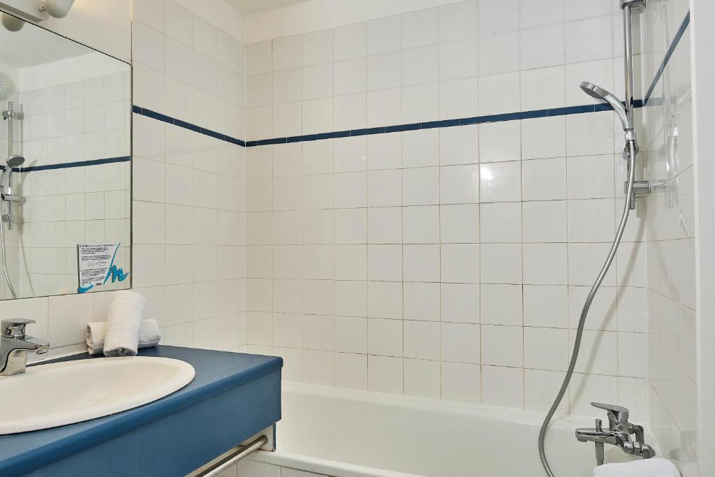 Koupelna v ubytování Artemia Aigues-Mortes - Hotel avec piscine