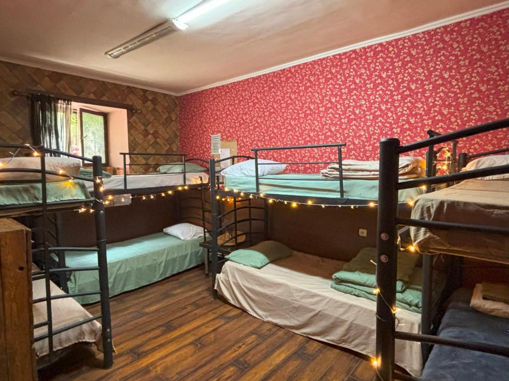 Postel nebo postele na pokoji v ubytování Grammy Hostel Residence
