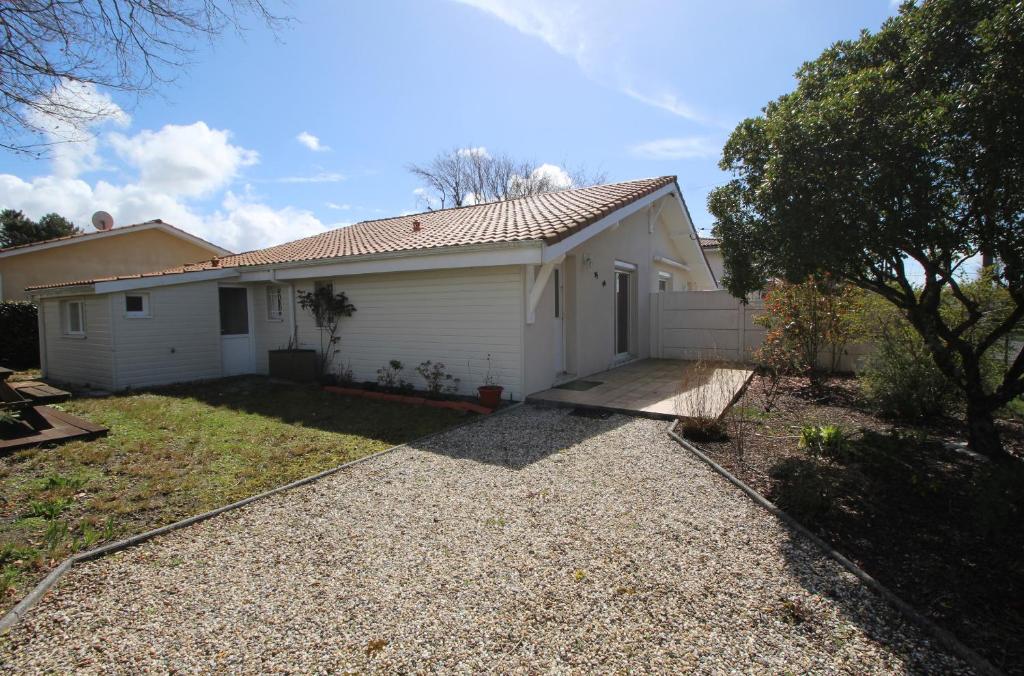 une maison blanche avec une allée devant dans l'établissement Maison 